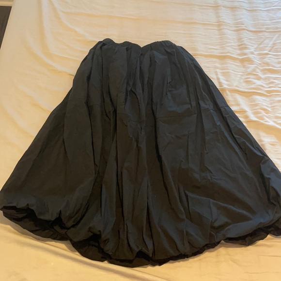 Black skirt - Picture 1 of 2